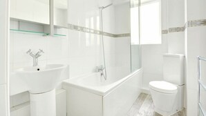 Combined shower/bathtub, towels - This Seafront Forth Floor Apartment Allows for Fantastic Seaviews From the Balcony (Brighton)