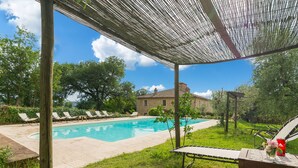 Outdoor pool - Farmhouse in Rapolano-terme With Swimming Pool, Garden, BBQ (Rapolano Terme)