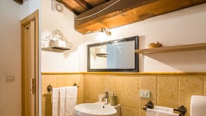 House | Bathroom | Bathtub, towels - Farmhouse in Rapolano-terme With Swimming Pool, Garden, BBQ (Rapolano Terme)