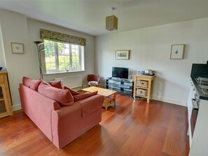 Apartment | Living room | DVD player - Peaceful Apartment in Tunbridge Wells for Couples With Garden (Royal Tunbridge Wells)