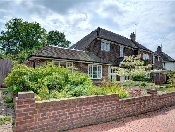 Exterior - Peaceful Apartment in Tunbridge Wells for Couples With Garden (Royal Tunbridge Wells)
