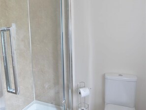 Apartment | Bathroom | Shower, towels - Peaceful Apartment in Tunbridge Wells for Couples With Garden (Royal Tunbridge Wells)