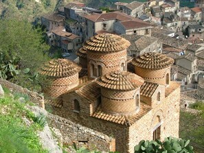 Un edificio histórico con varias cúpulas y fachada de piedra.