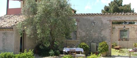 House | Outdoor dining