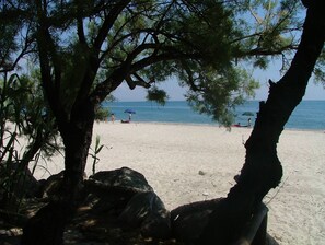 A beach with a clear view of the sea, surrounded by trees and rocks. - Holiday Home in Guardavalle Near River (Stilo)