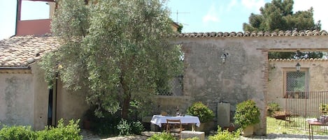 House | Outdoor dining