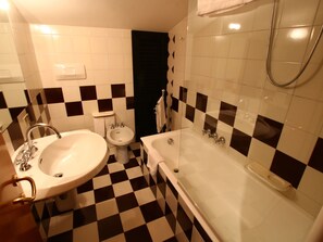 Cottage | Bathroom | Bathtub, towels