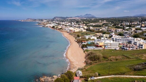 A coastal town with a beach, houses, and a mountain in the background. - Small Apartmentcomplex in Village of Prinès near Rethymnon (Rethymno)