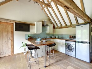 House | Private kitchen | Fridge, microwave, oven - Quaint Holiday Home in Cranbrook Kent With Garden (Cranbrook)