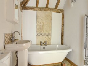 House | Bathroom | Bathtub, towels - Quaint Holiday Home in Cranbrook Kent With Garden (Cranbrook)