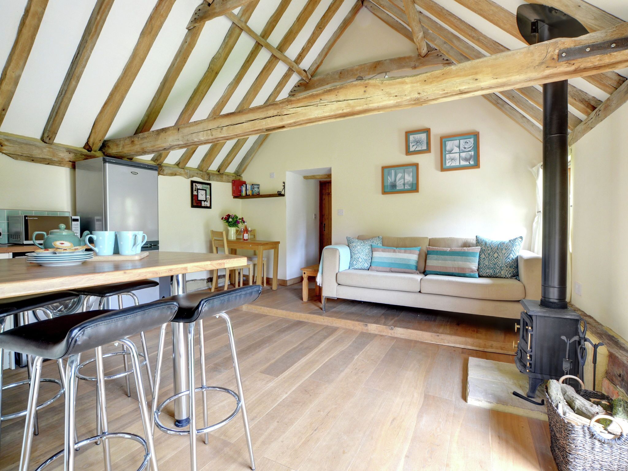 House | Living room | Fireplace, DVD player