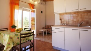 Living room - Bungalow With Spacious Garden, Near the Beach in Medulin (Pula)