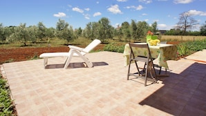 Balcony - Bungalow With Spacious Garden, Near the Beach in Medulin (Pula)