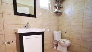 Bathroom - Bungalow With Spacious Garden, Near the Beach in Medulin (Pula)