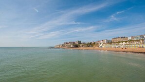 Beach - Calm Holiday Home in Broadstairs Kent With Garden (Broadstairs)