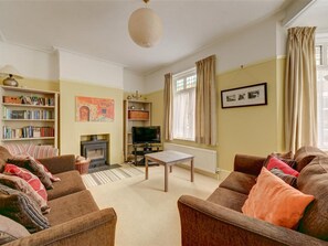 Fireplace, MP3 dock - Calm Holiday Home in Broadstairs Kent With Garden (Broadstairs)