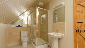 Bathtub, towels - Calm Holiday Home in Broadstairs Kent With Garden (Broadstairs)