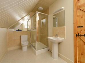 Bathtub, towels - Calm Holiday Home in Broadstairs Kent With Garden (Broadstairs)