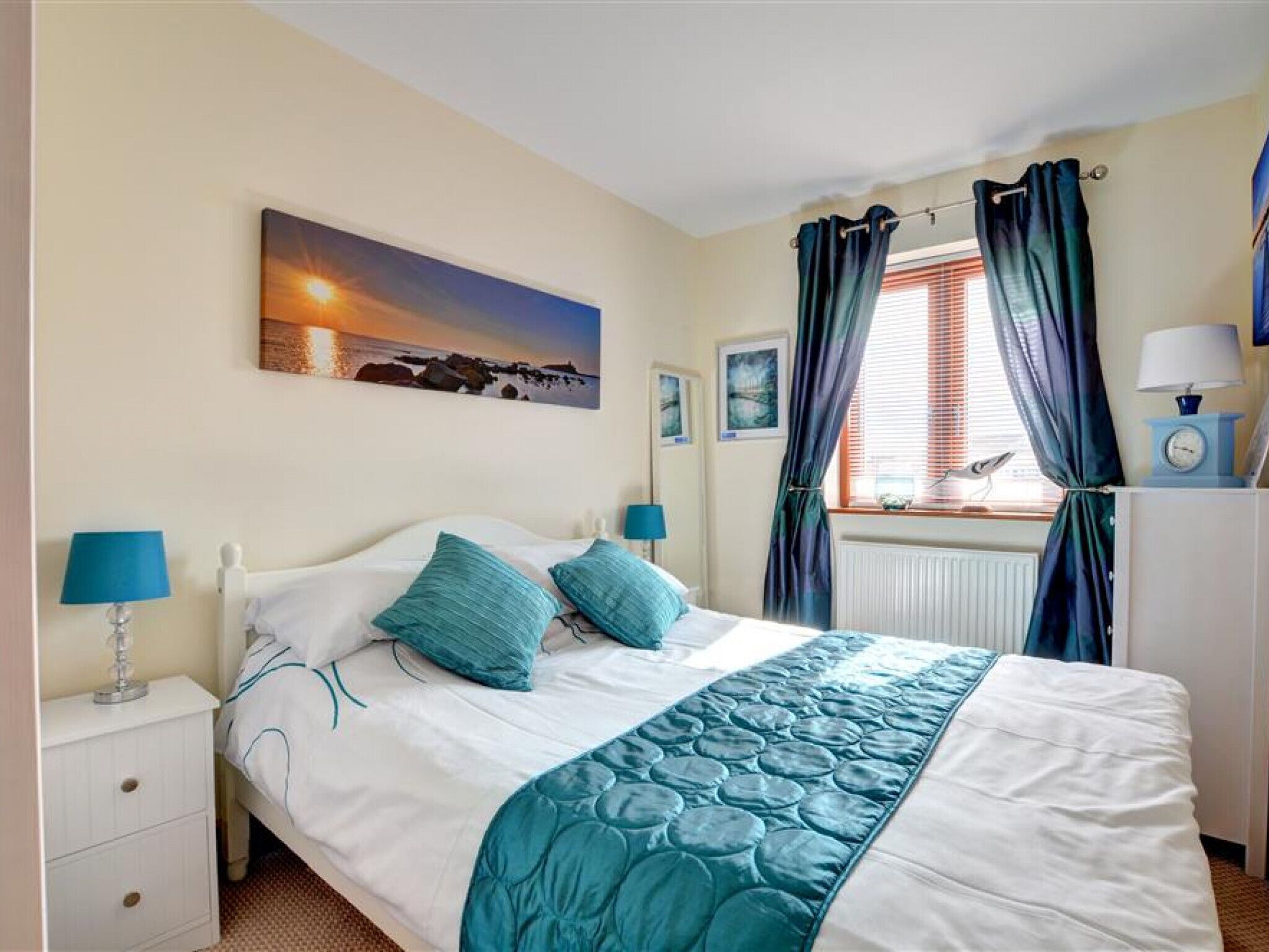 2 bedrooms, minibar, bed sheets