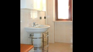 Shower - Stunning Holiday Home in Lazise With Shared Pool (Lazise)