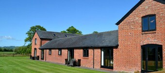 Quaint Holiday Home in South Wales With Sunny Gardens