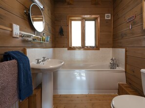 Combined shower/bathtub, hair dryer, towels - Cozy Holiday Home in Little Petherick near Beaches (Wadebridge)