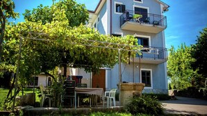 Un immeuble de deux étages doté d’un balcon à l’étage supérieur.