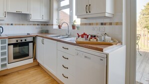 Fridge, microwave, oven, dishwasher - Charming Cottage in Middleton With a Beautiful View From the Garden (Saxmundham)