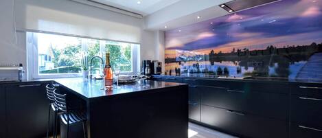 Wasserkocher, Toaster, Hochstuhl, Kochgeschirr/Geschirr/Besteck