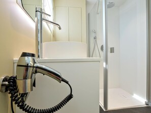 House | Bathroom | Shower, hair dryer, shampoo - Elsenborn Retreat Near Monschau (Buetgenbach)