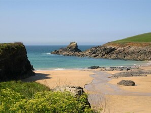 Beach - Detached Holiday Home With a Colourful Garden, Stove and Cosy Furnishings (Padstow)