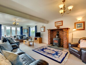 Exterior - Detached Holiday Home With a Colourful Garden, Stove and Cosy Furnishings (Padstow)