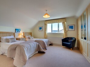 House - Detached Holiday Home With a Colourful Garden, Stove and Cosy Furnishings (Padstow)