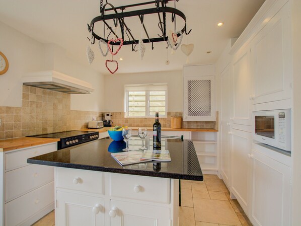House | Private kitchen - Detached Holiday Home With a Colourful Garden, Stove and Cosy Furnishings (Padstow)