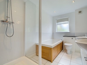 Towels - Comfy Holiday Home in Saint Columb With Garden (St. Columb Major)