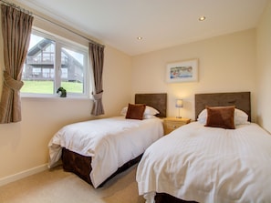 4 bedrooms, individually furnished, bed sheets - Comfy Holiday Home in Saint Columb With Garden (St. Columb Major)