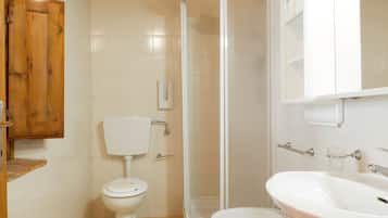 House | Bathroom | Shower, towels