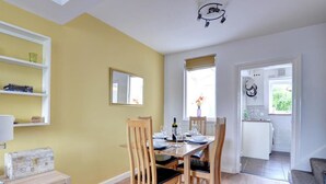 Dining - Spacious Holiday Home With Lovely Garden, Ideal Location in South Wales (Llanidloes)