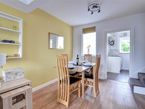 Dining - Spacious Holiday Home With Lovely Garden, Ideal Location in South Wales (Llanidloes)