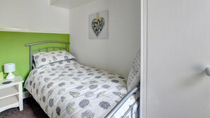 2 bedrooms, individually furnished - Spacious Holiday Home With Lovely Garden, Ideal Location in South Wales (Llanidloes)