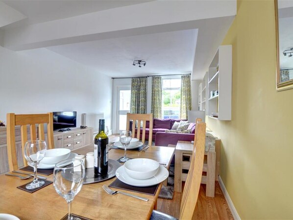 Interior detail - Spacious Holiday Home With Lovely Garden, Ideal Location in South Wales (Llanidloes)