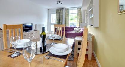 Spacious Holiday Home With Lovely Garden, Ideal Location in South Wales