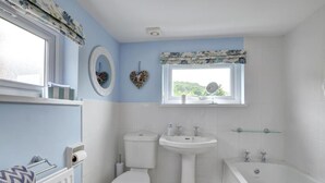 Bathroom - Spacious Holiday Home With Lovely Garden, Ideal Location in South Wales (Llanidloes)