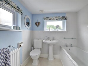 House | Bathroom - Spacious Holiday Home With Lovely Garden, Ideal Location in South Wales (Llanidloes)