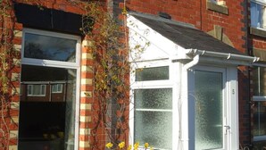Reception - Spacious Holiday Home With Lovely Garden, Ideal Location in South Wales (Llanidloes)