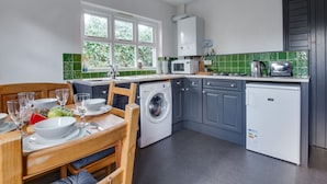 Huis | Privékeuken | Een koelkast, een magnetron, een oven, een kookplaat