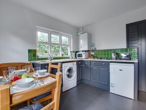 House | Private kitchen - Modern Holiday Home in Saundersfoot With Garden (Saundersfoot)