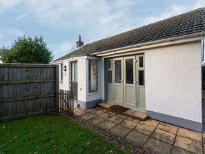 Front of property - Modern Holiday Home in Saundersfoot With Garden (Saundersfoot)