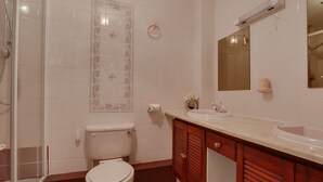 Bathroom - Cosy Cottage in Padstow With gas Fireplace and a Nice Garden With Terrace (Padstow)