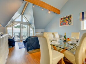Dining - Luxurious Apartment in Saundersfoot With Balcony (Saundersfoot)